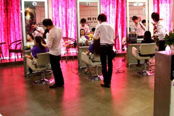 В салонах красоты Гонконга парикмахеры стилисты - мужчины